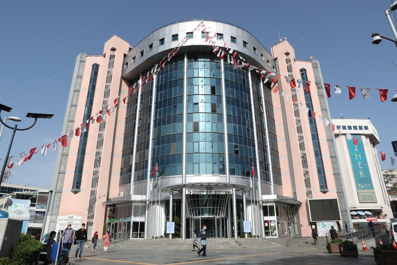 İzmit Belediyesi’ne Yönelik Operasyonda Gözaltına Alınan Şüpheliler Sağlık Kontrolünden Geçirildi