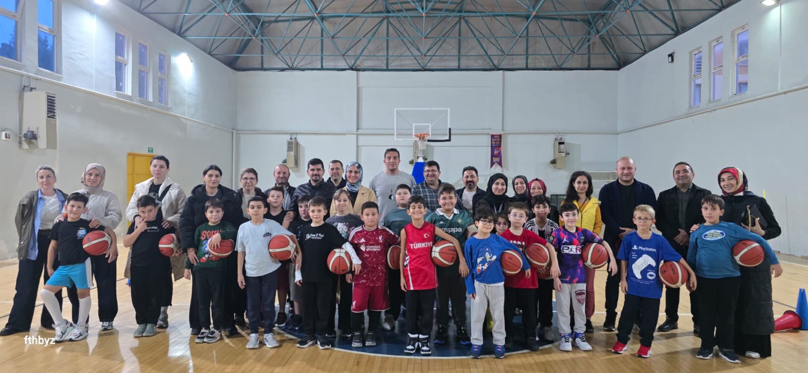 Yalova’da Genç Basketbolcuların Antrenman Mesaisi Sürüyor