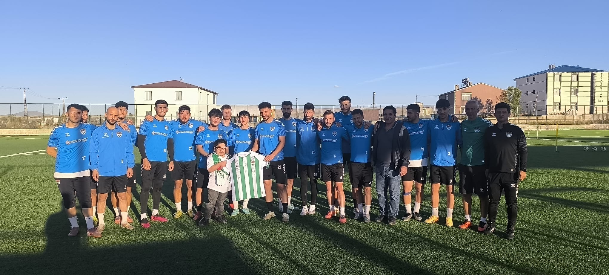 Kars 36 Spor Taraftarından Örnek Davranış: Kumbarasında Biriktirdiği Harçlıklarla Takıma Tatlı Sürprizi