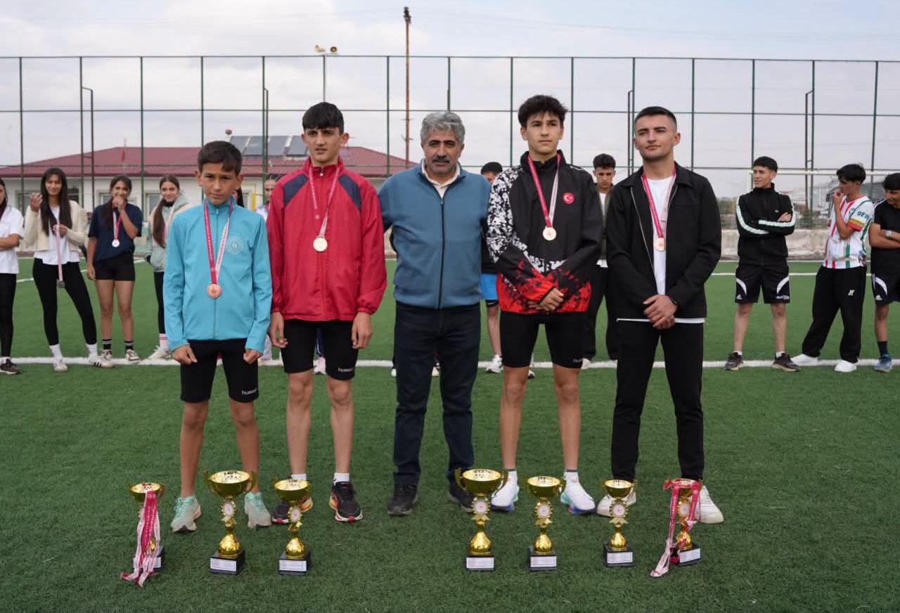 Kars’ta Okul Sporları Kros Yarışmaları Tamamlandı