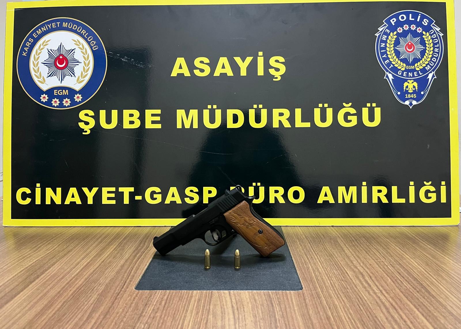 Kars Emniyetinden kaçamadı! Silahlı yaralama şüphelisi tutuklandı