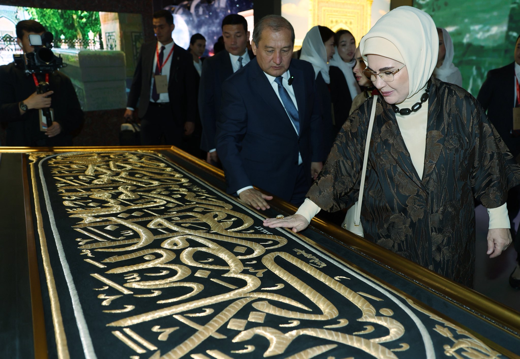 Emine Erdoğan Semerkant’ta İmam Buhari Külliyesi’ni Ziyaret Etti