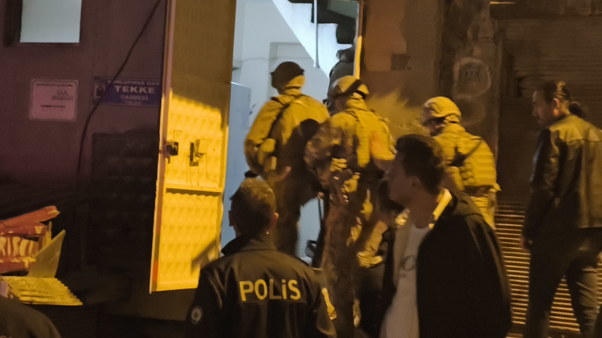 Kahramanmaraş’ta Annesini Bıçakla Rehin Alan Şüpheli Çatıda Yakalandı