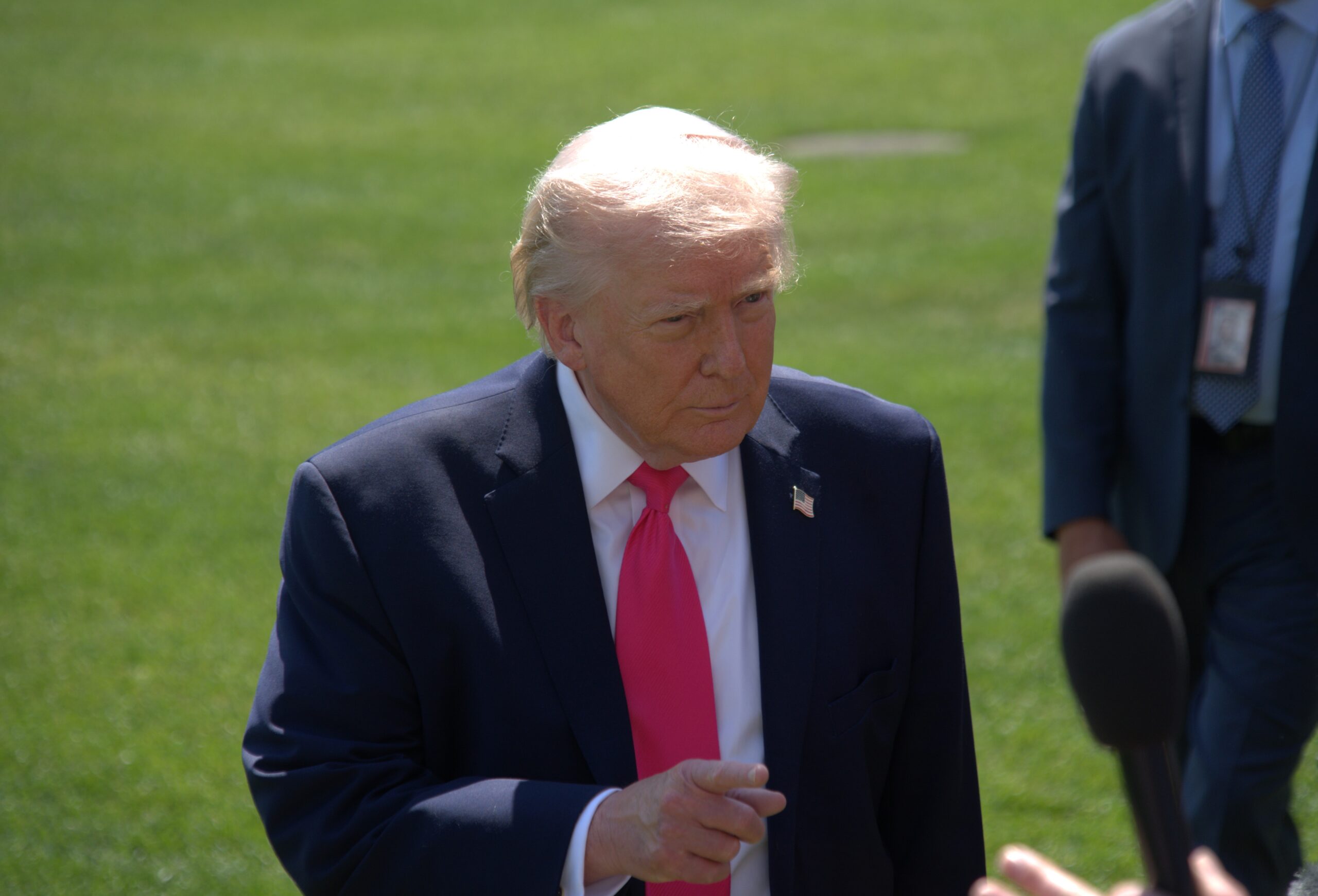 Donald Trump’tan Fransa Açıklaması: Sınırlarını Derhal Kapatmalılar