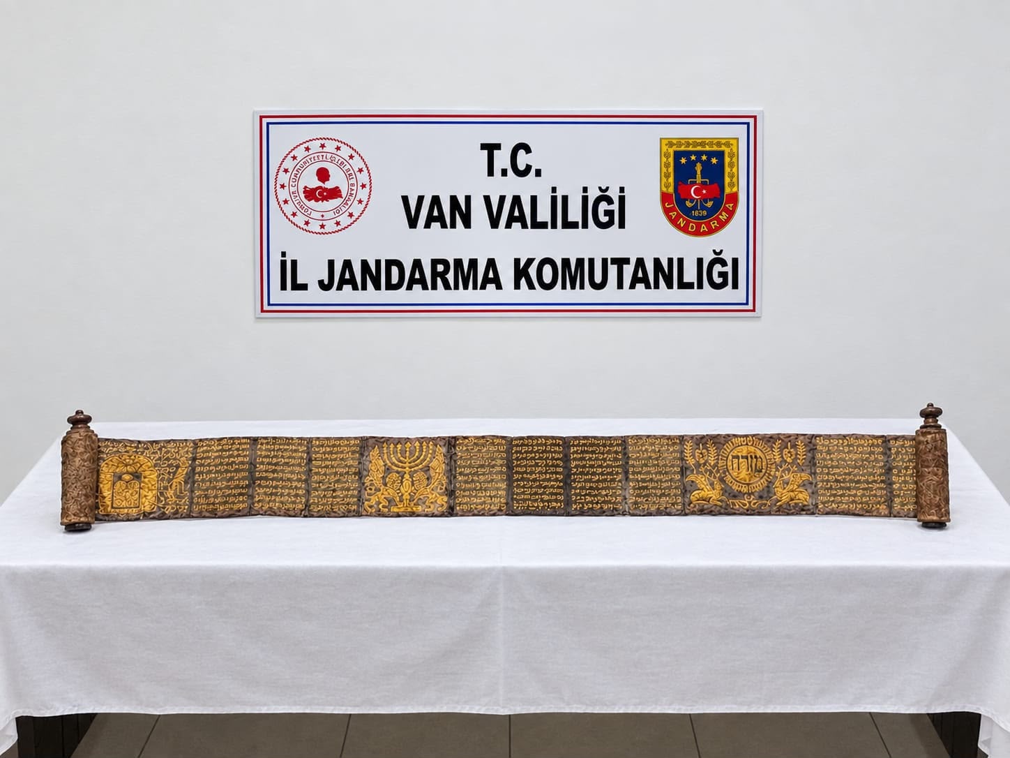 Van’da Tarihi Eser Operasyonu: Altın Yaldızlı Tevrat Ele Geçirildi