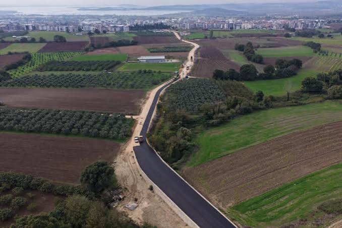 Bursa Akçalar’da isale hattı tamamlanan yol asfaltlanıyor